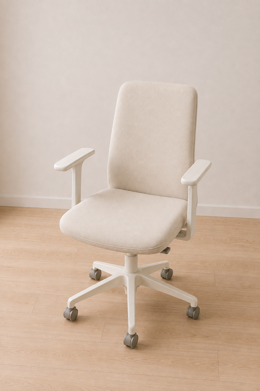 Assise sur un siège sans aucun coussin